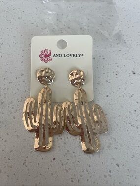 And Lovely Gold Tone Cactus Dangle Earrings New with tags